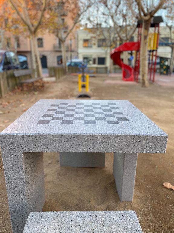Solsona instal·la taules d’escacs en parcs infantils per a l’ús intergeneracional