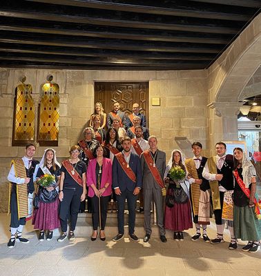 Foto de grup de la corporació municipal amb el pubillatge per la Festa Major del 2024