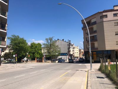 Solsona pinta una rotonda en una cruïlla de la carretera de Torà