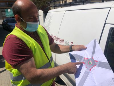 Solsona pinta una rotonda en una cruïlla de la carretera de Torà