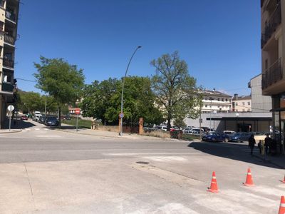 Solsona pinta una rotonda en una cruïlla de la carretera de Torà