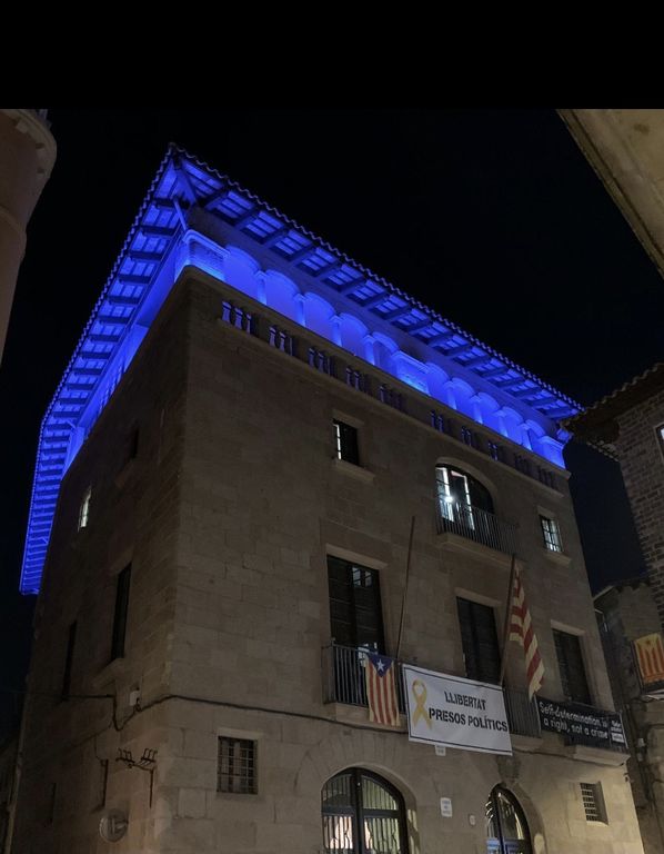 Solsona recorda la necessitat de preservar els drets dels infants il·luminant l’ajuntament de blau