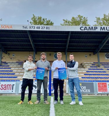 Membres de la comparsa organitzadora amb el regidor d’Esports, Joan Parcerisa 