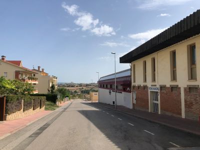 Solsona reordena la mobilitat a la zona poliesportiva per guanyar places d’estacionament i millorar la seguretat