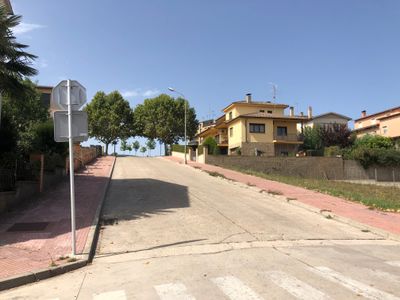 Solsona reordena la mobilitat a la zona poliesportiva per guanyar places d’estacionament i millorar la seguretat