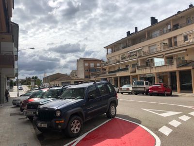 Solsona reordena la mobilitat al primer tram del carrer del Pedraforca i hi implanta la zona blava