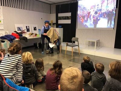 Solsona reprèn el cicle ‘Explica’m un conte’ amb la participació de dos joves migrats del Pakistan