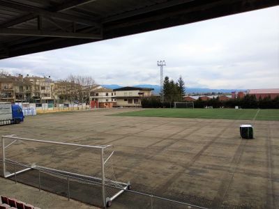 Solsona retira la gespa del camp de futbol coincidint amb la primera part de les obres del mur