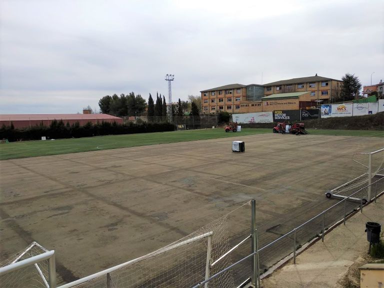 Solsona retira la gespa del camp de futbol coincidint amb la primera part de les obres del mur
