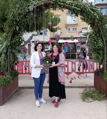 Judit Gisbert, al costat del conseller Ordeig, amb el reconeixement rebut a la gala celebrada a Blanes, divendres passat
