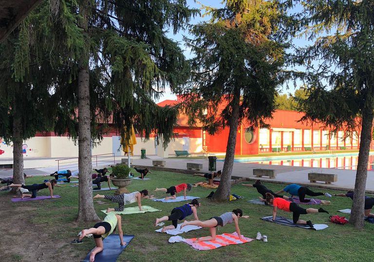 Tornen els vespres de ioga a la fresca amb bany nocturn a les piscines municipals de Solsona