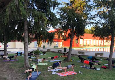 Tornen els vespres de ioga a la fresca amb bany nocturn a les piscines municipals de Solsona