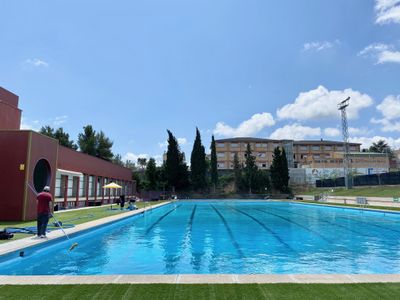 Treballs contra rellotge per obrir les piscines municipals de Solsona