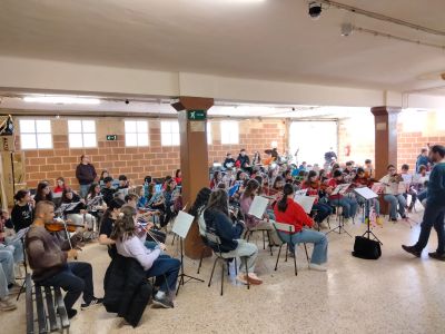 Una norantena d’alumnes d’escoles de música de Solsona, Súria, Vilafranca i Barcelona comparteixen partitures a La Carral  