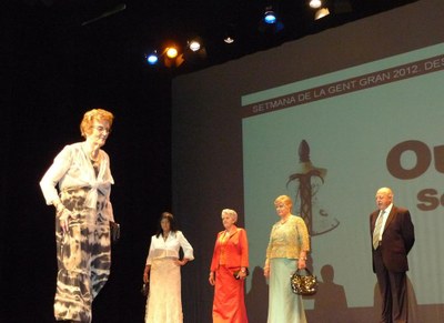 Una quarantena de models mostren les últimes tendències en moda sènior