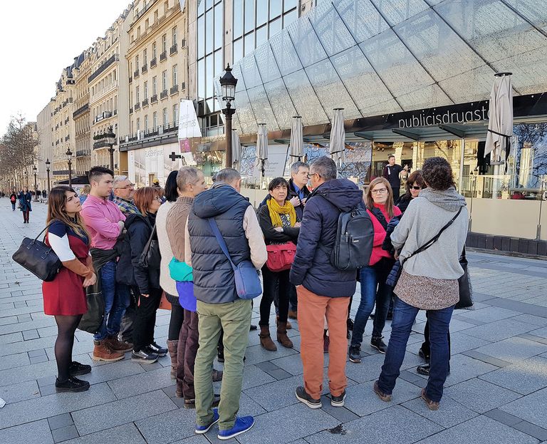 Una quinzena de botiguers de Solsona i Cardona aprenen noves tècniques comercials a París