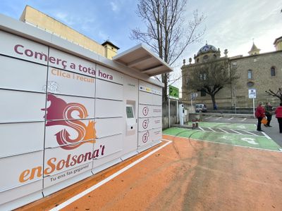 Una vintena de botigues de Solsona comencen a servir a les taquilles «Clica i recull»