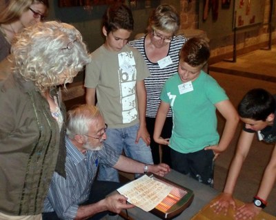  Una vintena de detectius sèniors i júniors investiguen les peces més destacades del Museu Diocesà i Comarcal