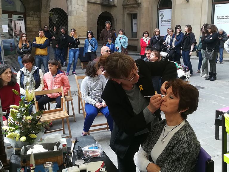 Una vintena de solsonins reben vals de descompte de trenta establiments en l’última campanya de promoció del petit comerç