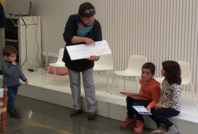 Una vuintantena d’infants i adults participen a la Revetlla de Sant Jordi de la biblioteca solsonina  
