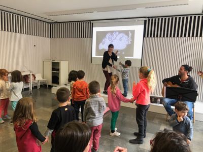 Una vuintantena d’infants i adults participen a la Revetlla de Sant Jordi de la biblioteca solsonina  