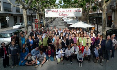Una vuitantena de persones participen a la caminada de la gent gran de Solsona 