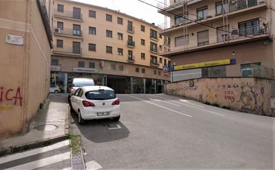 Vial tallat per obres de condicionament de voreres a l’avinguda de la Verge de Montserrat de Solsona